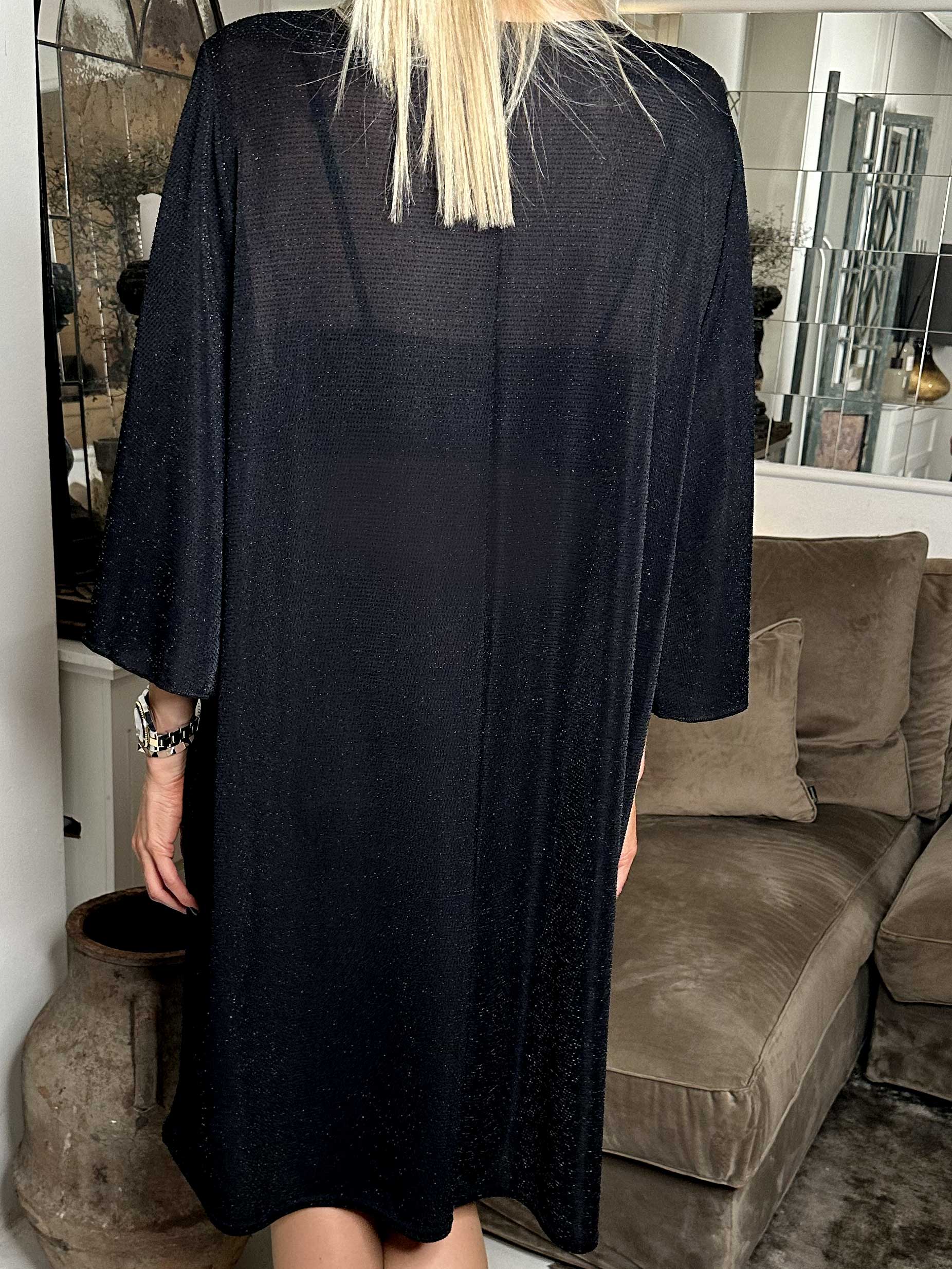 Noemi Glitter - Løs kjole med vidde ærmer og glimmertråde